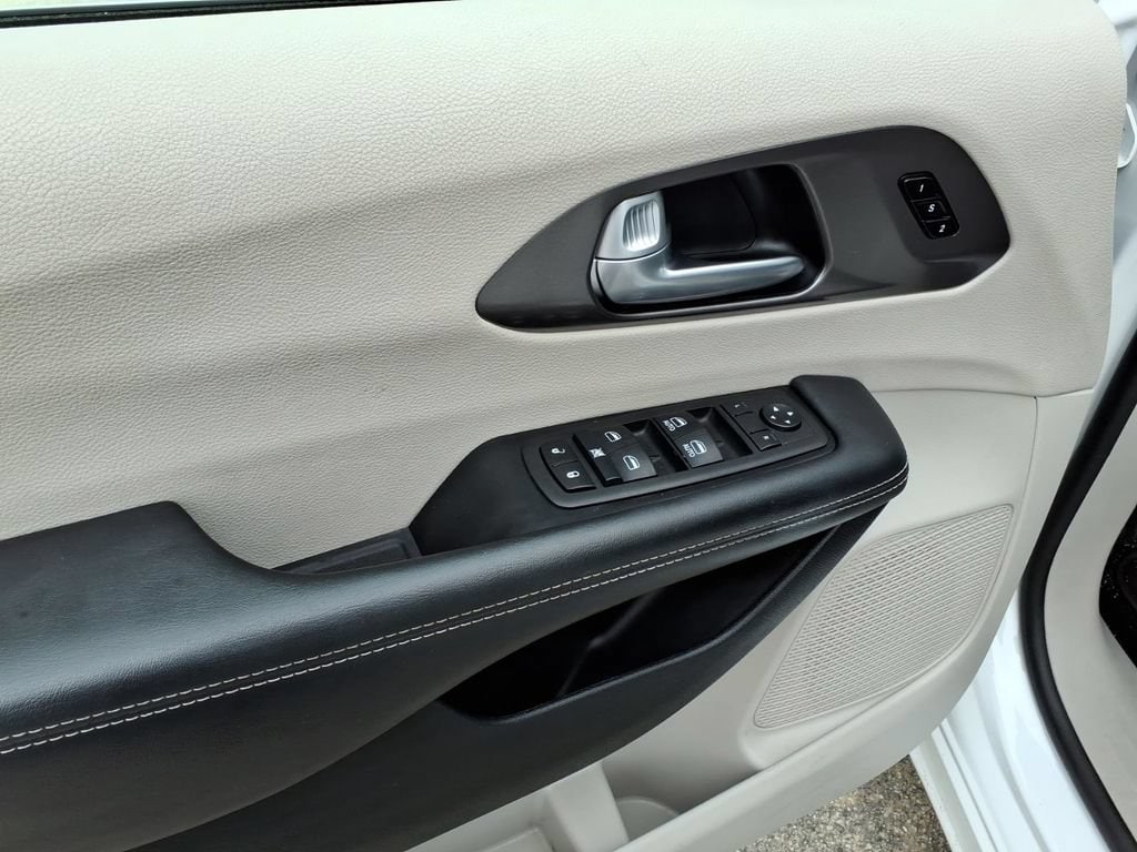 2024 Chrysler Pacifica Touring L - Photo 11