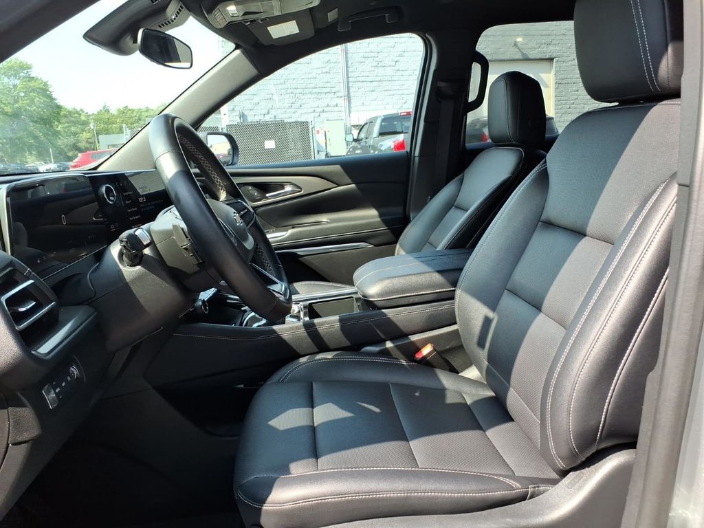 2025 Chevrolet Traverse LT - Photo 13