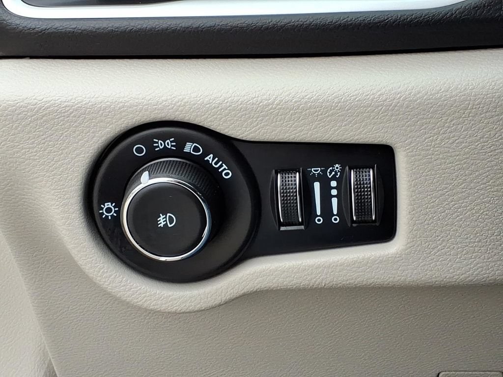 2024 Chrysler Pacifica Touring L - Photo 16