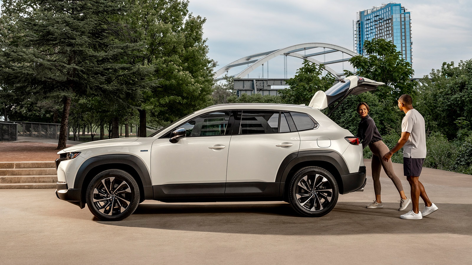 2025-mazda-cx-50-hybrid-side-view-people-tailgate.png