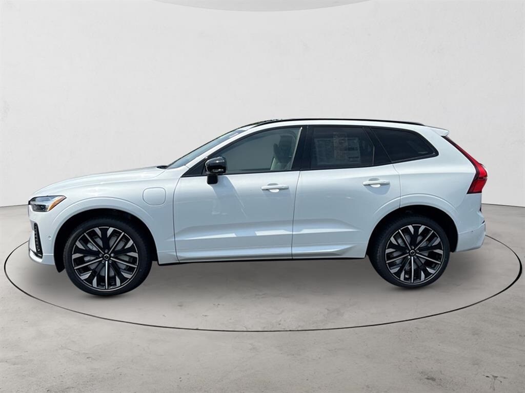 2026 Volvo XC60 Hybrid T8 photo 2