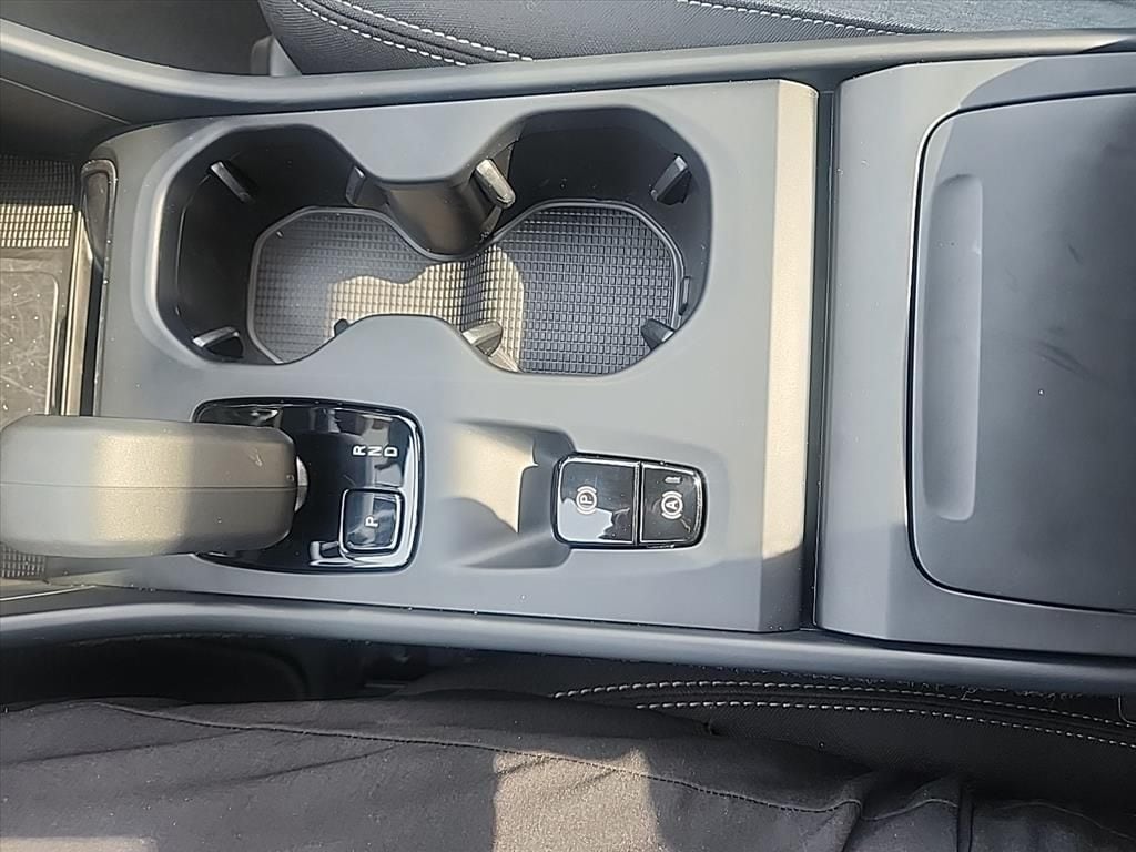 2025 Volvo XC40 Core - Photo 25