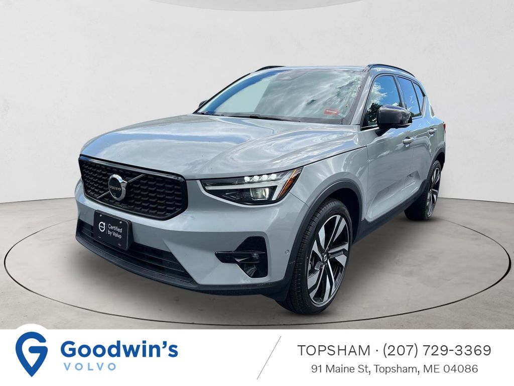 2025 Volvo XC40 B5 Plus Dark AWD's photo