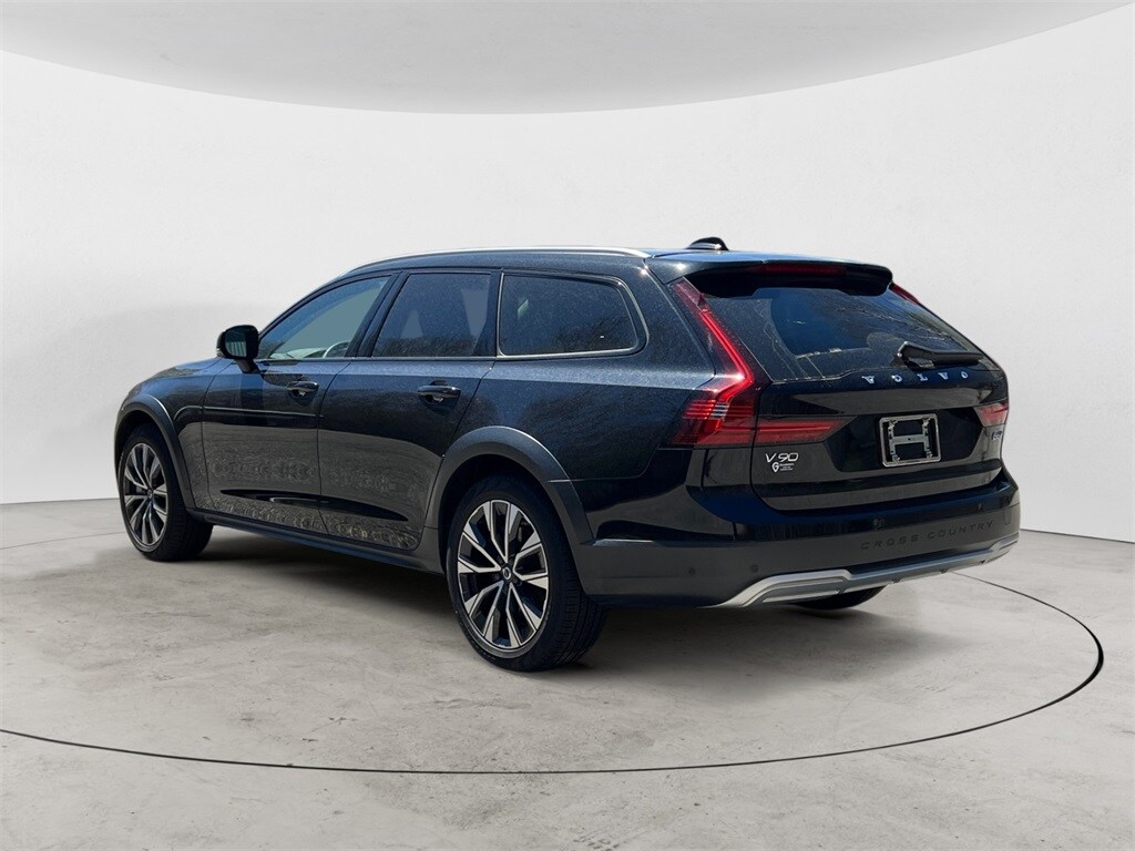 2024 Volvo V90 Cross Country B6 AWD photo 2