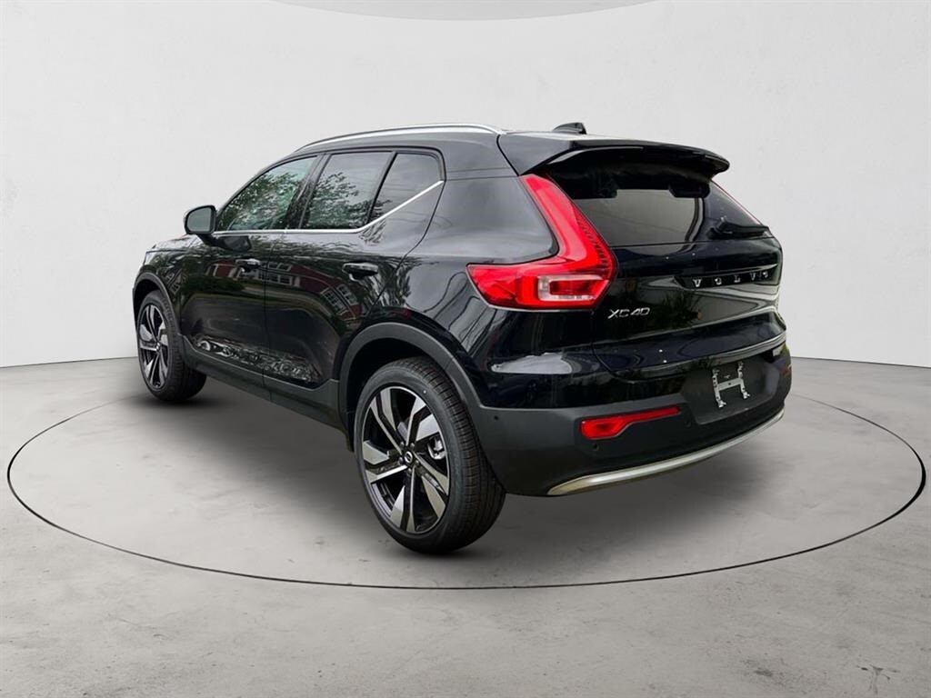 2025 Volvo XC40 photo 3