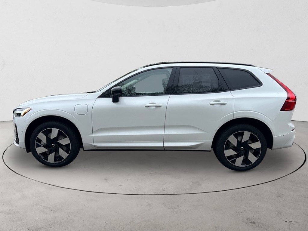 2025 Volvo XC60 T8 Plus photo 2