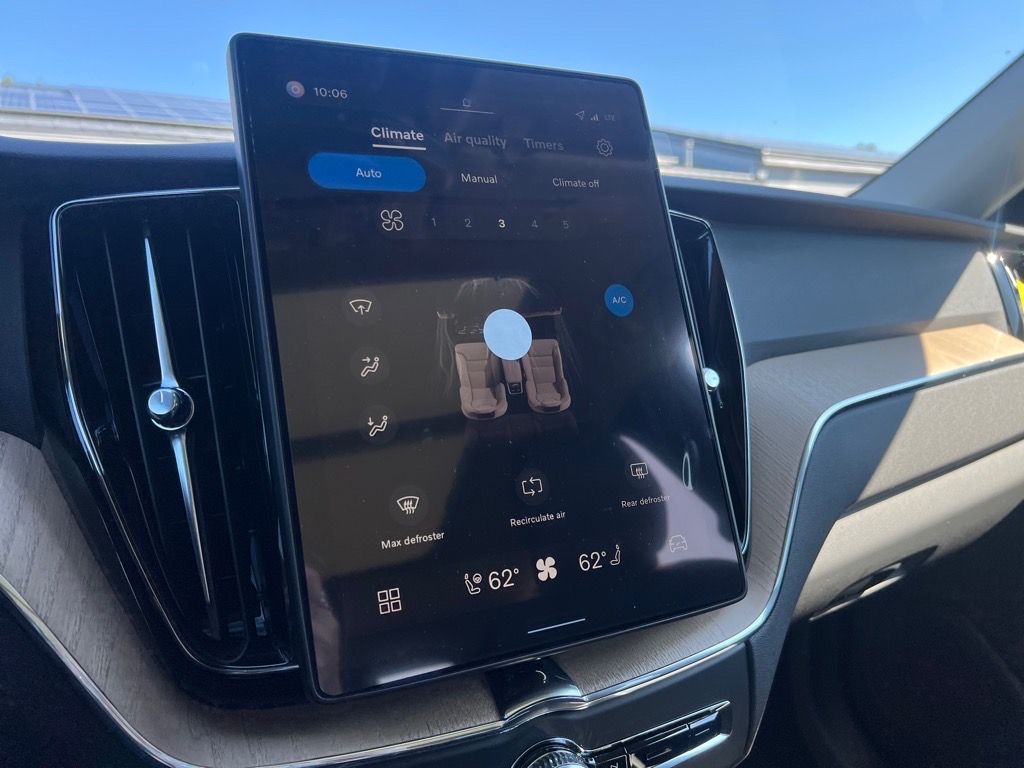 2026 Volvo XC60 Plus - Photo 18