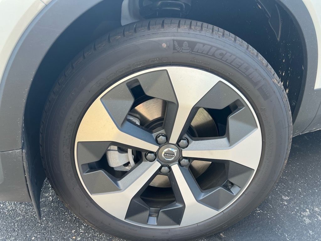 2026 Volvo XC40 Plus - Photo 9