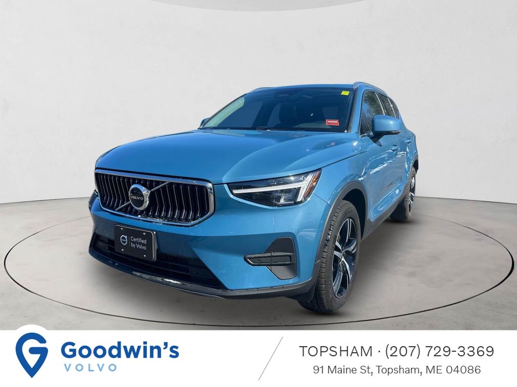 2025 Volvo XC40 Core