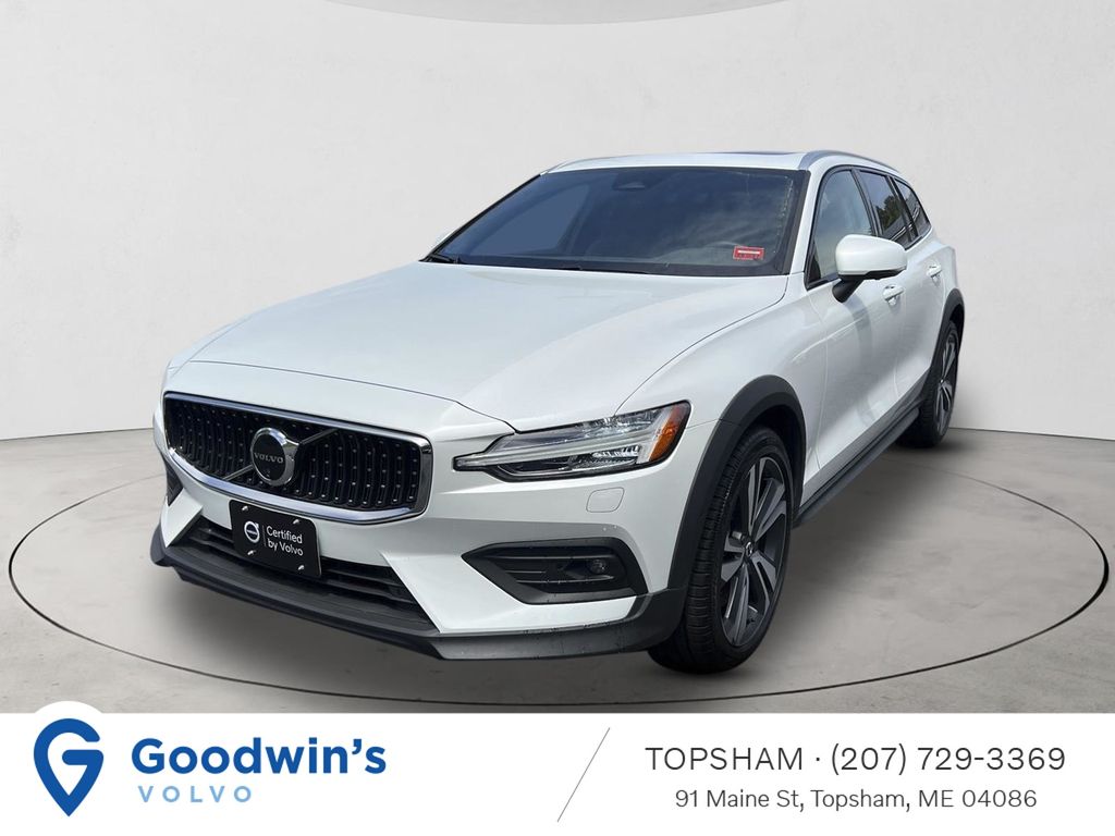 2025 Volvo V60 Cross Country B5 Plus AWD's photo