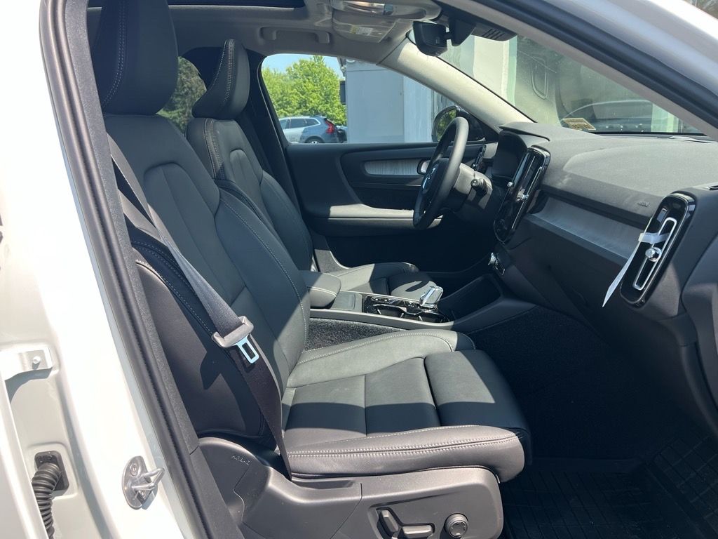 2026 Volvo XC40 Plus - Photo 30