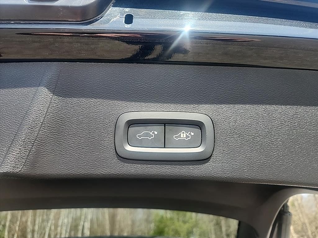 2025 Volvo XC40 Core - Photo 36