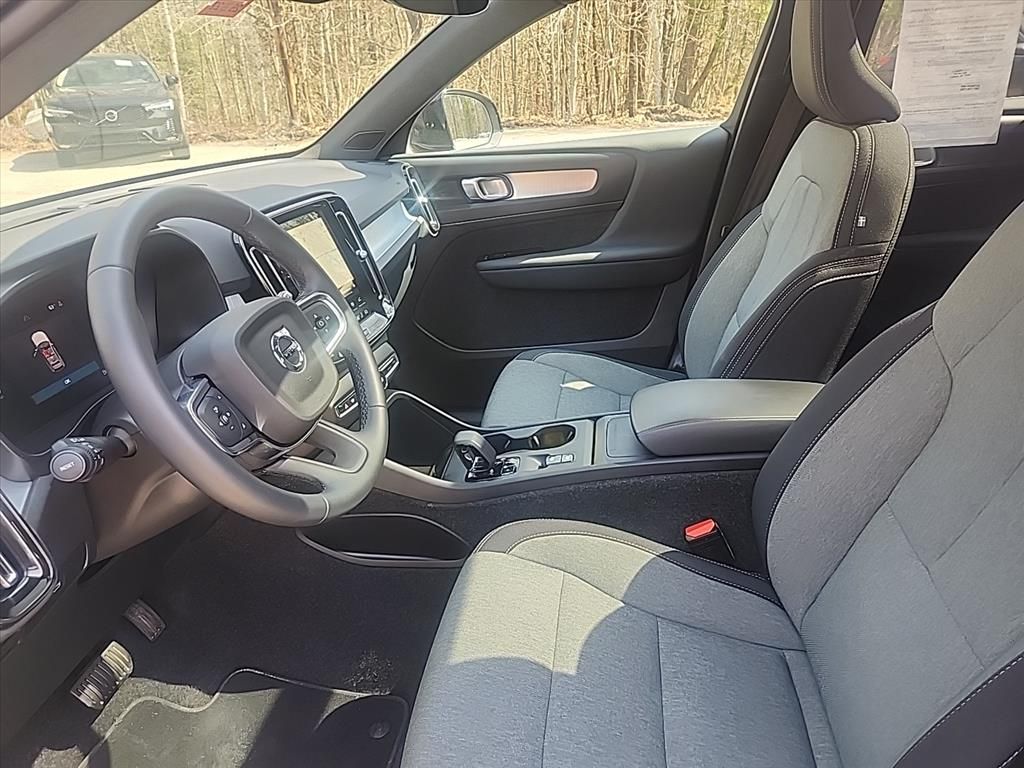 2025 Volvo XC40 Core - Photo 28