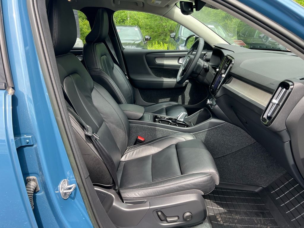 2023 Volvo XC40 Plus - Photo 27