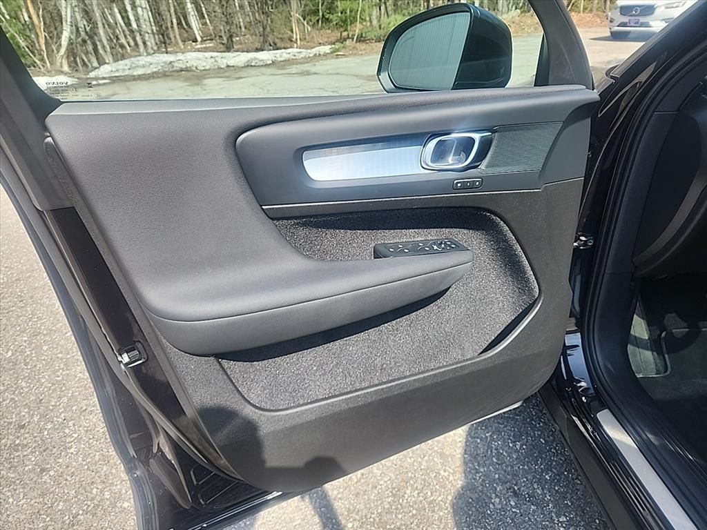 2025 Volvo XC40 Core - Photo 27