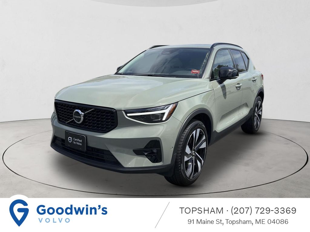 2025 Volvo XC40 B5 Ultra Dark AWD's photo