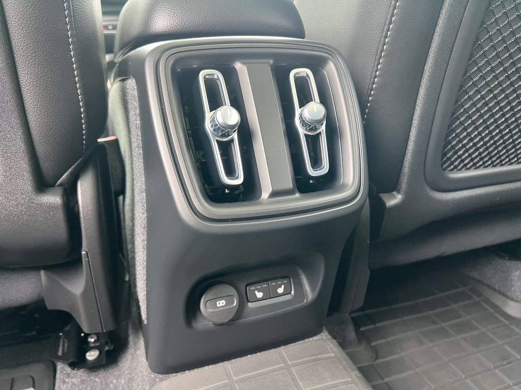 2023 Volvo XC40 Plus - Photo 22