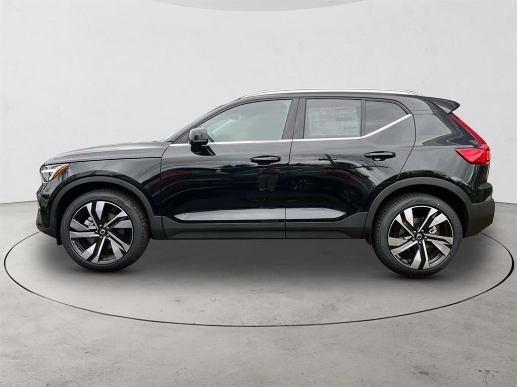 2025 Volvo XC40 photo 2