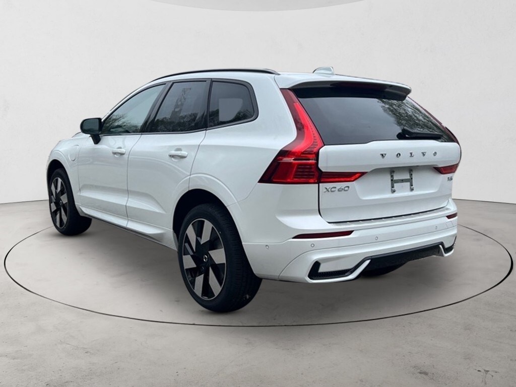 2025 Volvo XC60 T8 Plus photo 3