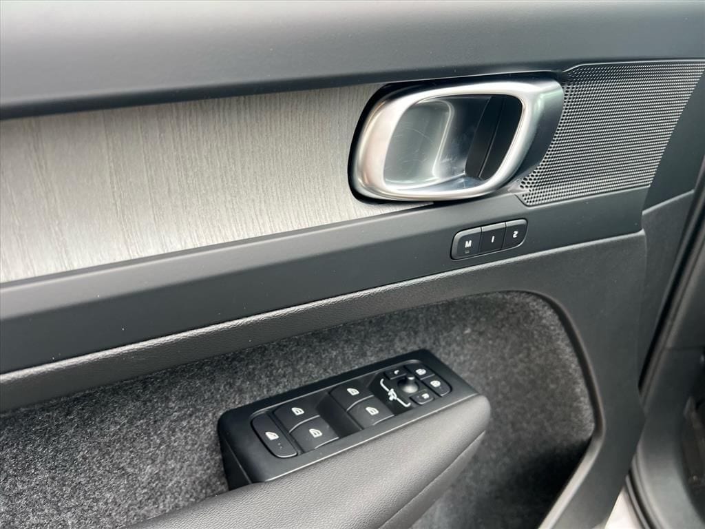 2026 Volvo XC40 Plus - Photo 10