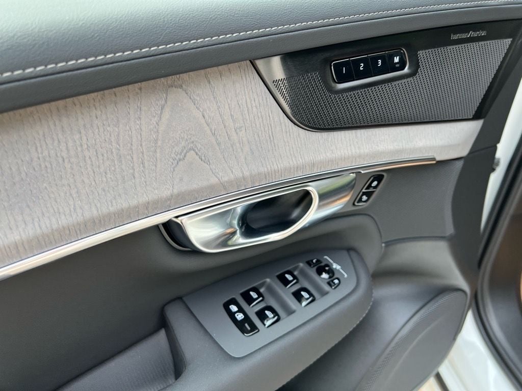 2025 Volvo XC90 Ultra - Photo 11