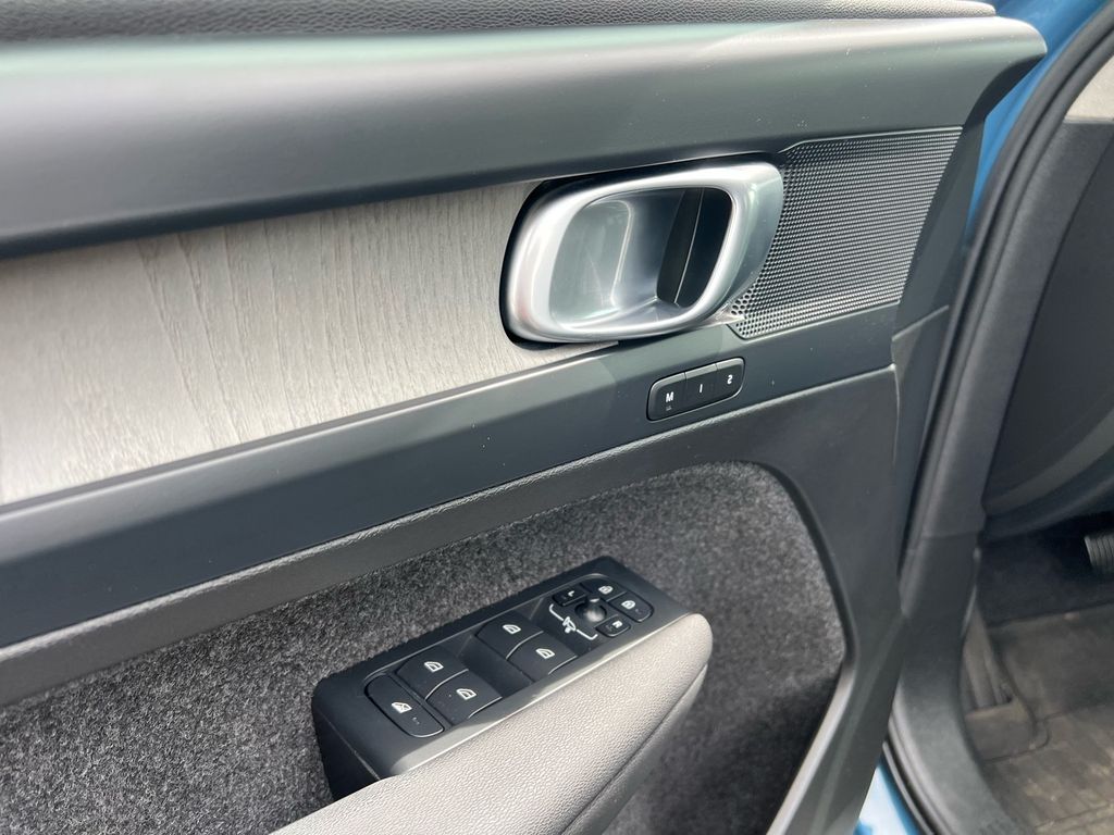 2023 Volvo XC40 Plus - Photo 9