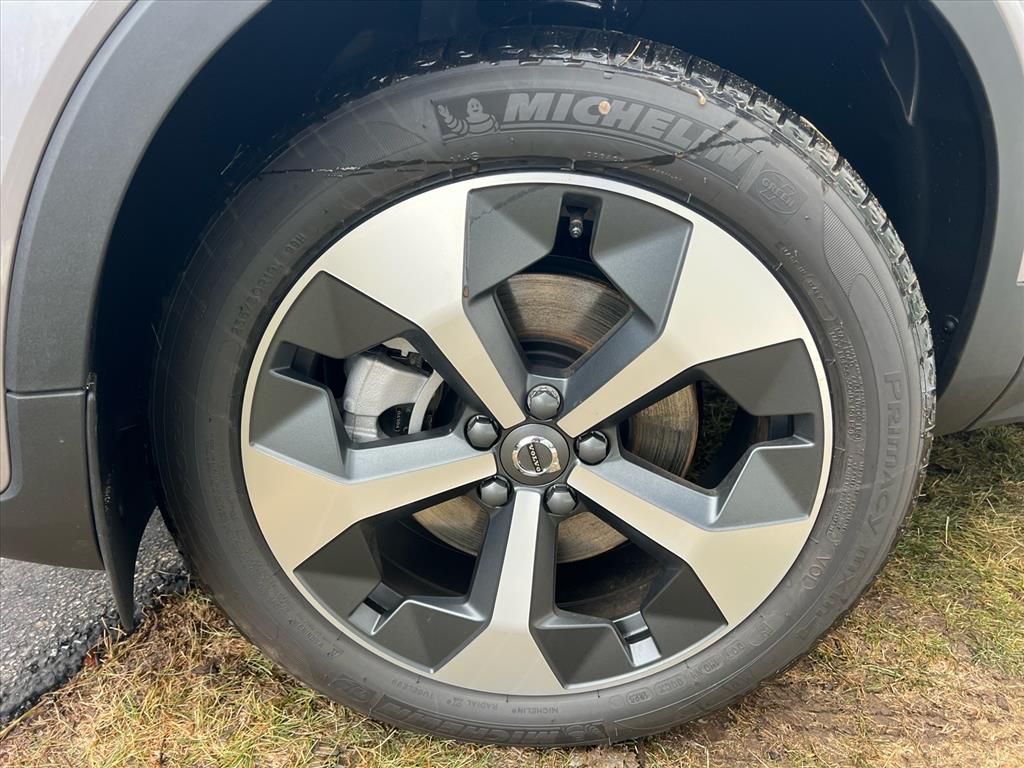 2026 Volvo XC40 Plus - Photo 9