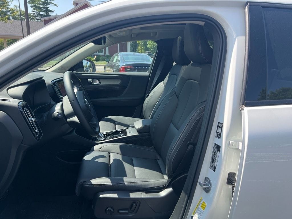 2026 Volvo XC40 Plus - Photo 12