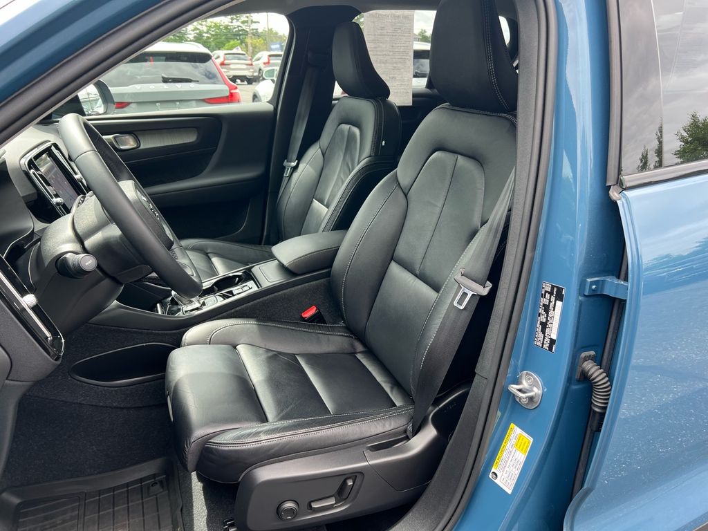 2023 Volvo XC40 Plus - Photo 10