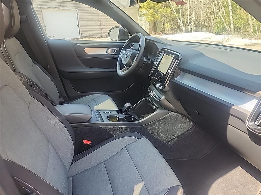 2025 Volvo XC40 Core - Photo 35