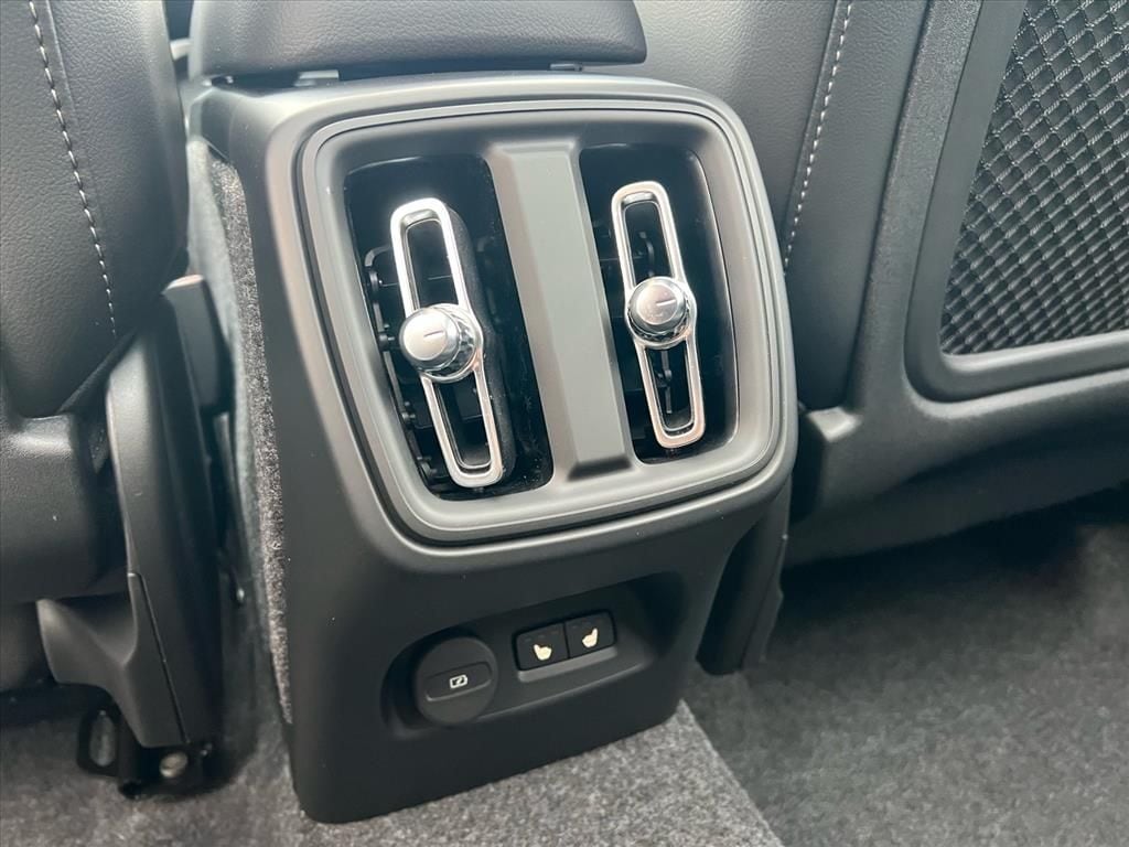 2026 Volvo XC40 Plus - Photo 24