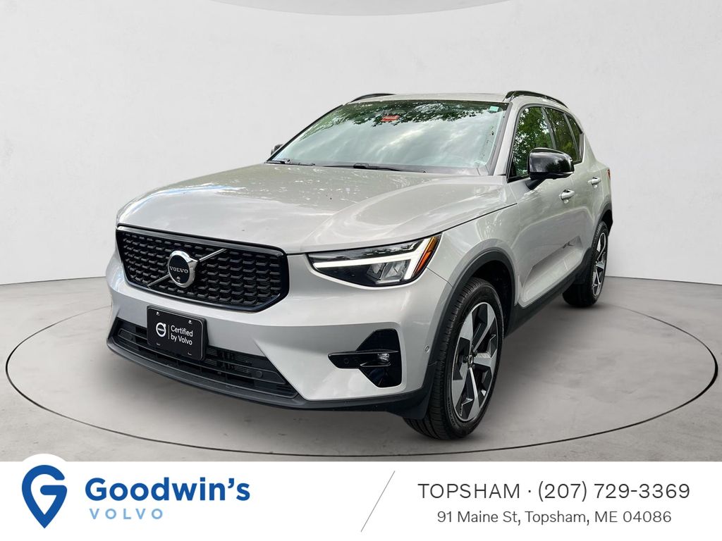 2024 Volvo XC40 B5 Plus Dark AWD's photo