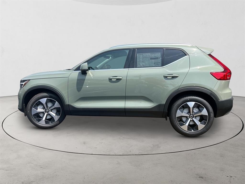 2025 Volvo XC40 Core photo 2