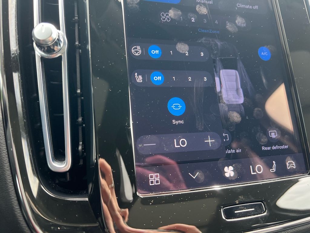 2023 Volvo XC40 Plus - Photo 17