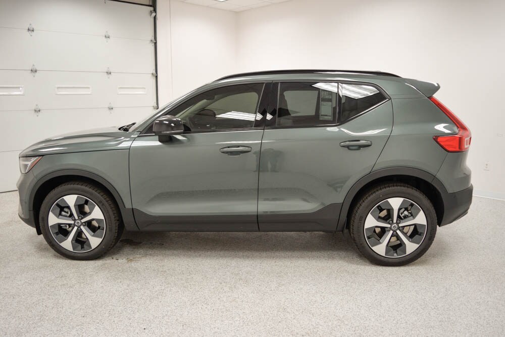 2026 Volvo XC40 Plus photo 4