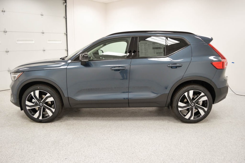 New 2026 Volvo XC40 B5 Ultra SUV