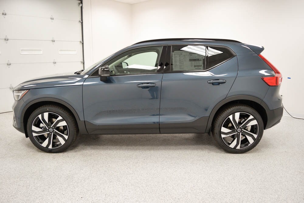 2026 Volvo XC40 photo 3