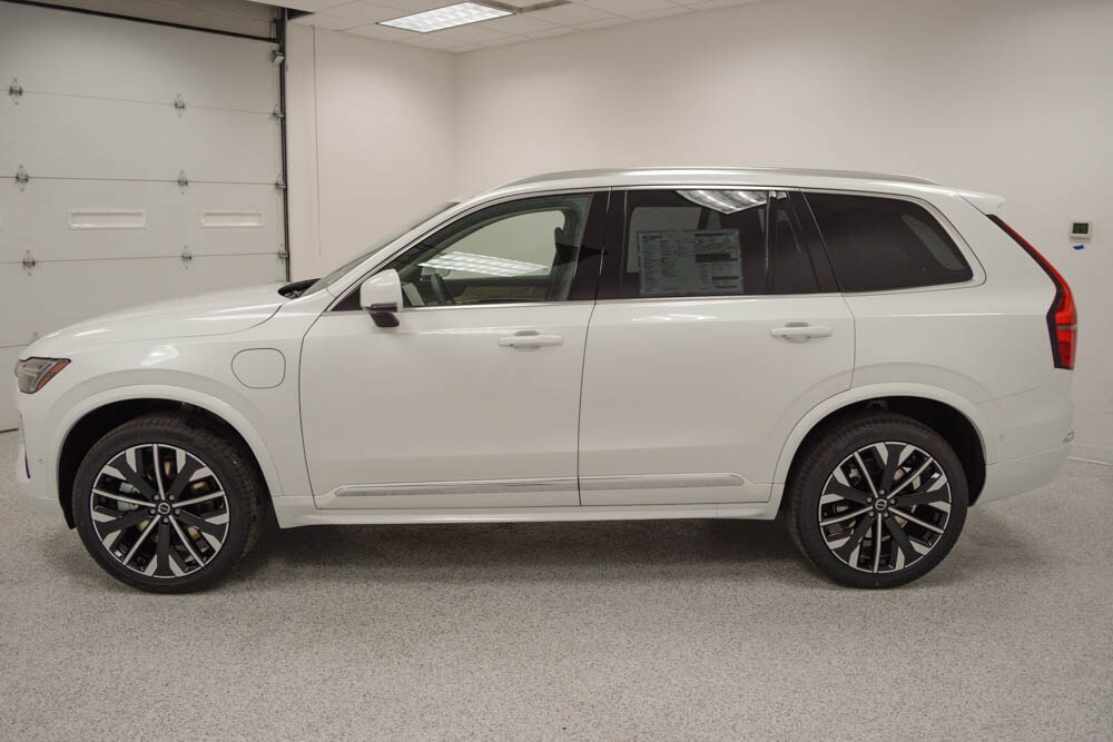 2025 Volvo XC90 T8 Plus photo 3