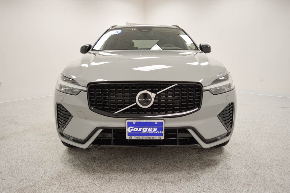 2025 Volvo XC60 B5 Plus photo 2