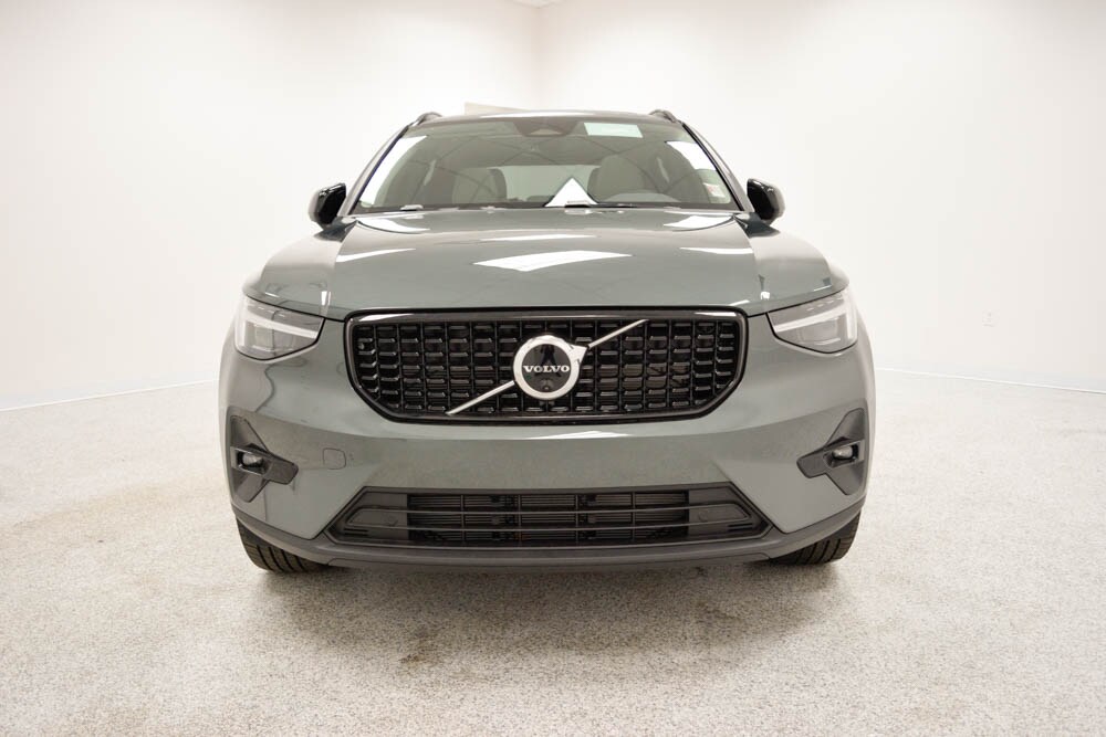 2026 Volvo XC40 Plus photo 2