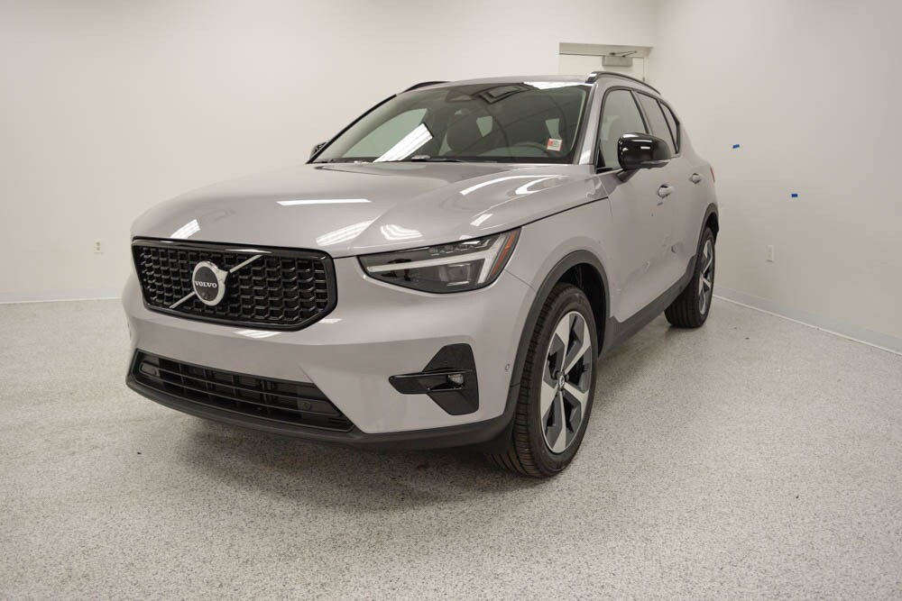 2026 Volvo XC40 Plus photo 3