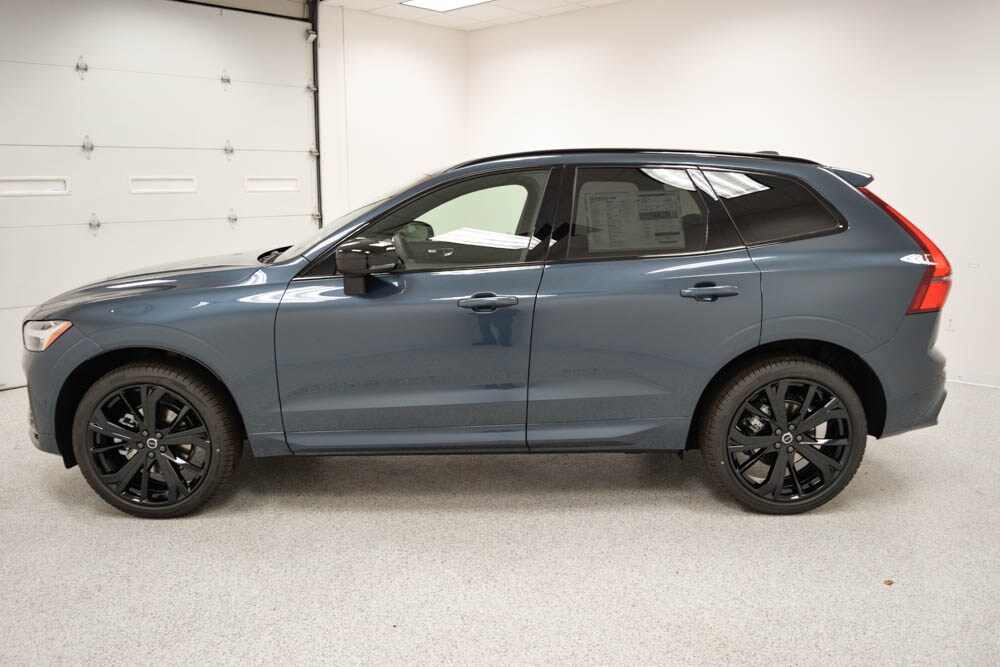 2026 Volvo XC60 B5 Black Edition photo 4