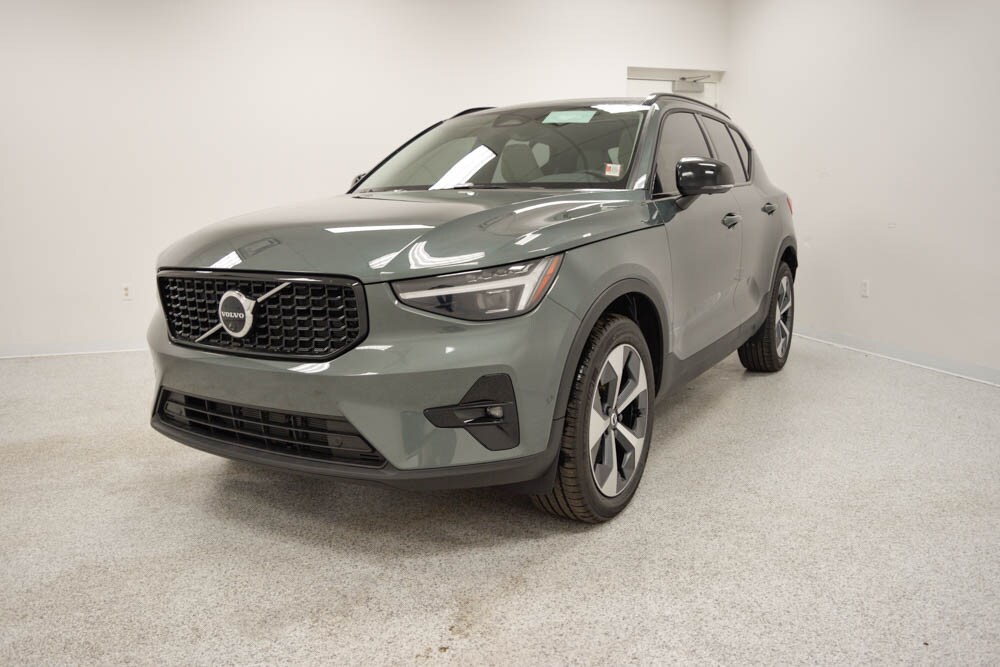2026 Volvo XC40 Plus photo 3