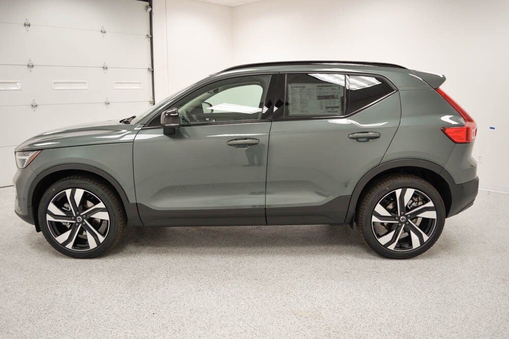 2026 Volvo XC40 photo 3