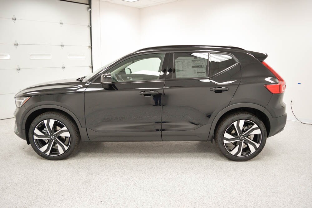 2026 Volvo XC40 photo 3