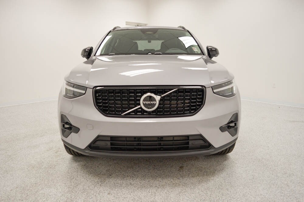 2026 Volvo XC40 Plus photo 2