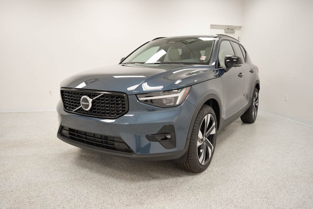 New 2026 Volvo XC40 B5 Ultra SUV