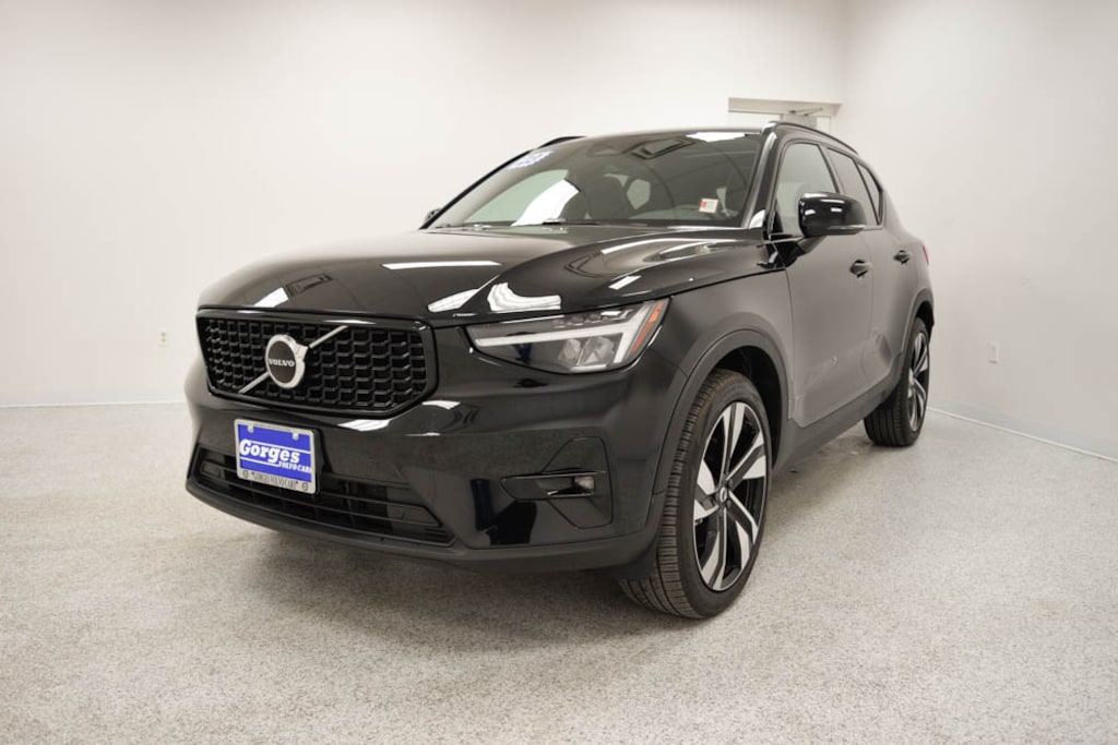Used 2023 Volvo XC40 B5 AWD Plus Dark SUV
