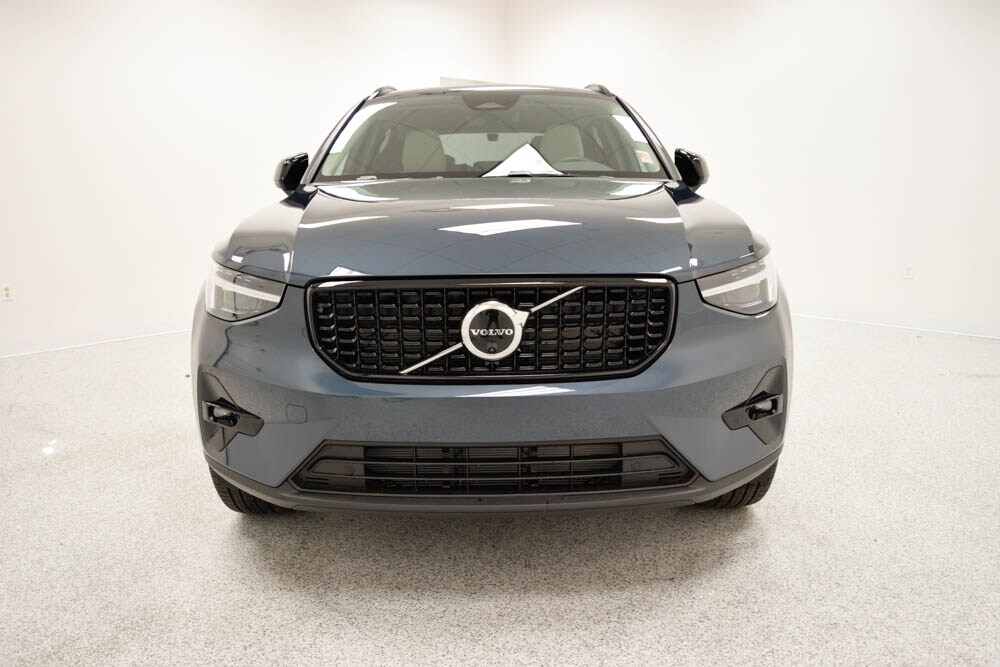 2026 Volvo XC40 Plus photo 2