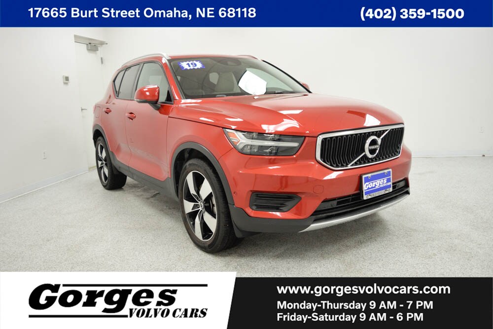 Fusion Red 2019 Volvo XC40 T4 Momentum FWD SUV / Crossover Front-Wheel Drive 8-Speed Automatic
